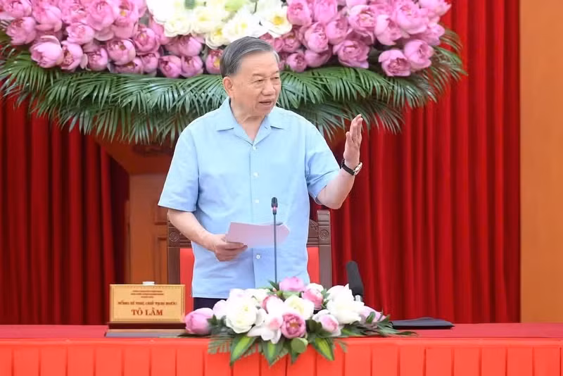 越共中央总书记、国家主席苏林在会上发表讲话。