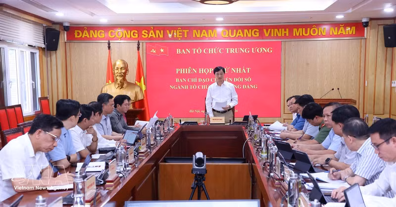 阮维玉同志主持会议。（图片来源：越通社）