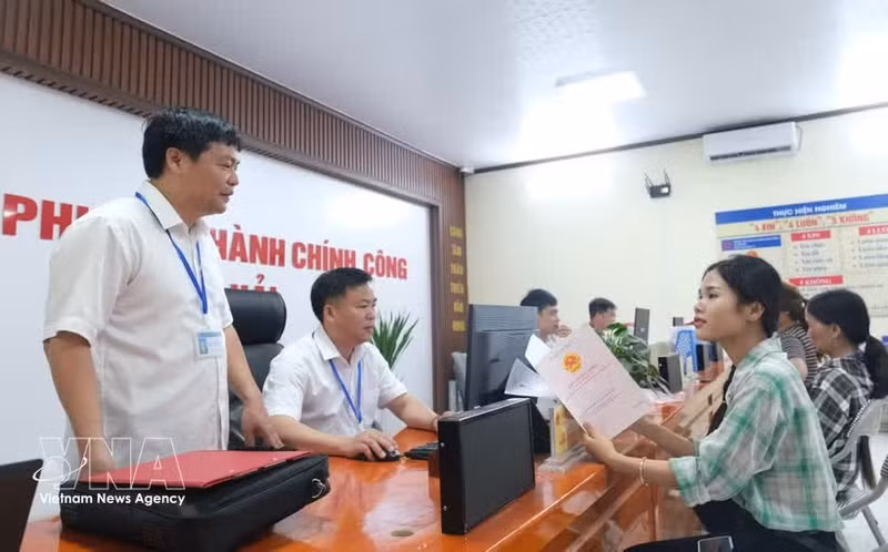 人民在北宁省山海乡办理公共行政手续。（图片来源：越通社）