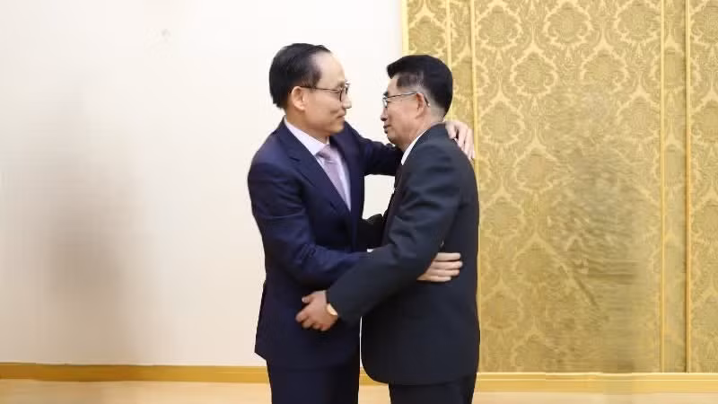 越共中央总书记、国家主席苏林（右）与朝鲜劳动党中央委员会政治局委员、党中央委员会书记兼国际部部长金成男。