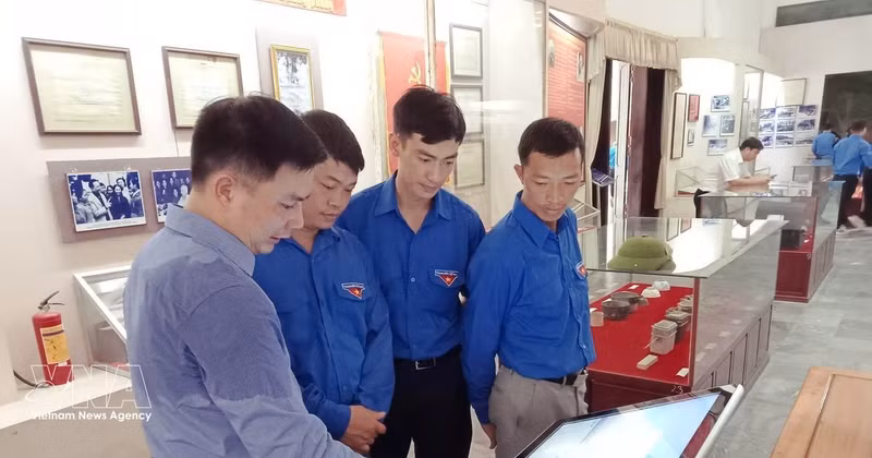 只需一步“触碰”操作，有关同禄三岔口遗迹区的所有信息便会呈现在屏幕上。（图片来源：越通社）