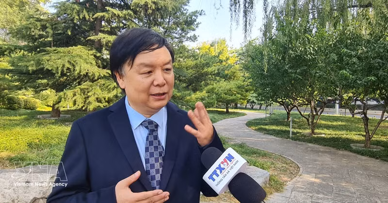 北京外国语大学东南亚研究中心主任米良教授在越南国会主席陈青敏访华前夕接受越通社驻京记者的采访。（图片来源：越通社）