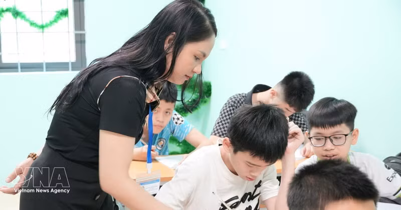 北宁省社会福利中心教师为听障儿童教学。（图片来源：越通社）