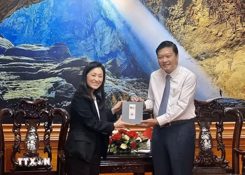 美国驻越大使珍妮弗·威克斯向广治省人民委员会主席黎鸿荣送上纪念品。（图片来源：越通社）