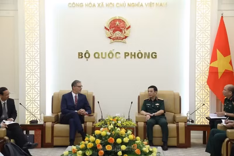 国防部长潘文江大将会见法国驻越南大使奥利维耶·布罗谢。