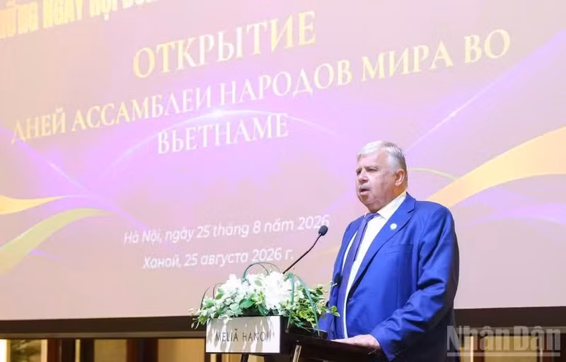 俄罗斯联邦联合国教科文组织委员会委员安德烈·别利亚尼诺夫发表讲话。