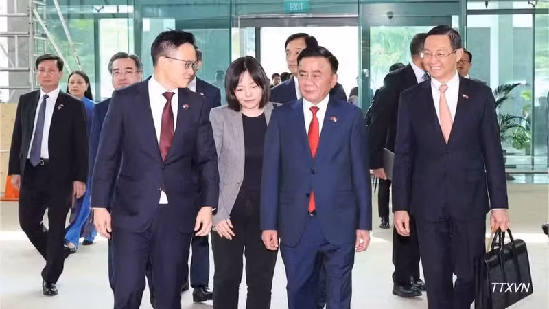 越共中央政治局委员、中央书记处常务书记陈锦秀圆满结束对新加坡的正式访问。