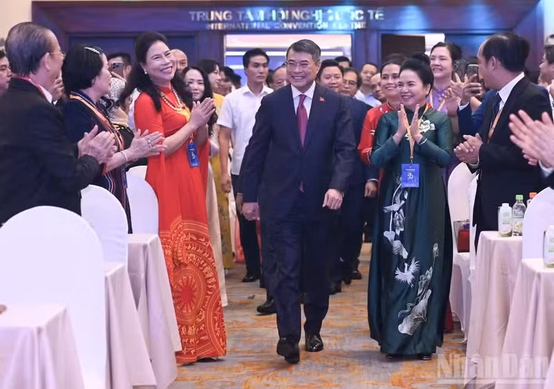 黎明兴总理越南中小企业协会成立20周年纪念活动暨一等劳动勋章授勋仪式。