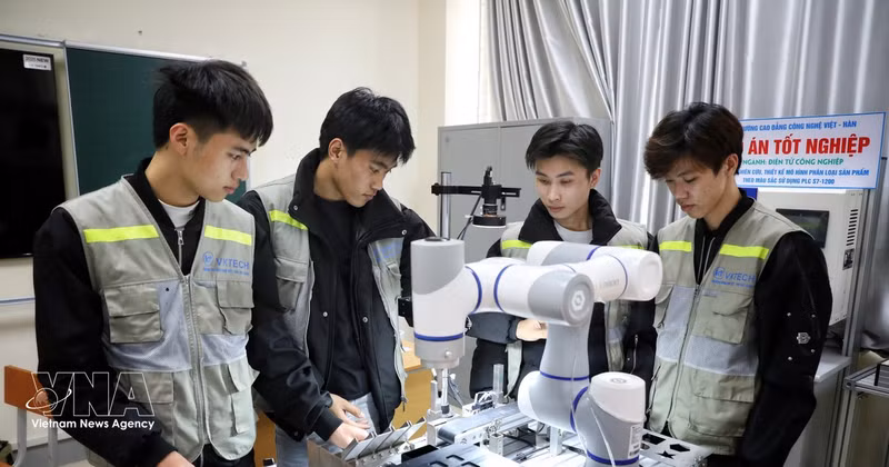 在北江省越韩科技学院进行微控制器编程实习的学生。（图片来源：越通社）
