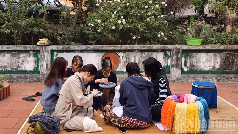 游客们回乡体验越南文化。