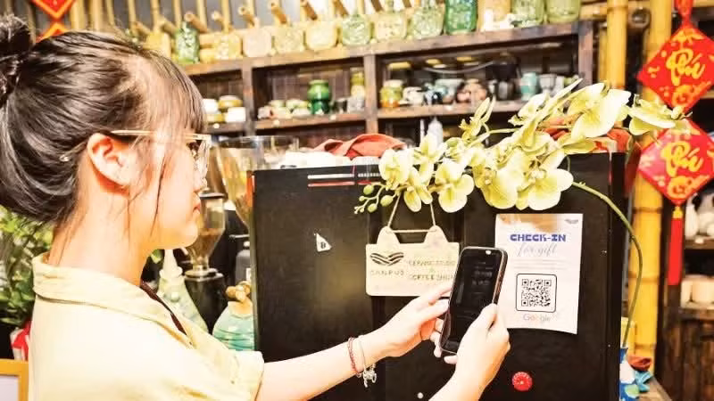 文庙街一家商店内，顾客扫码进行无现金支付。（保龙 摄）