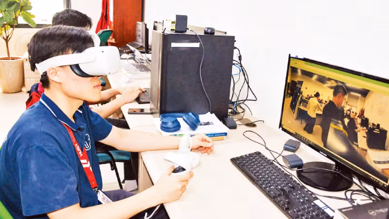 理工大学的学生正参加虚拟现实演示课程。