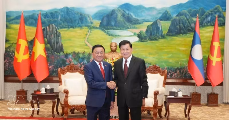越共中央政治局委员、中央书记处常务书记陈锦秀会见老挝人民革命党中央总书记、国家主席通伦·西苏里。（图片来源：越通社）
