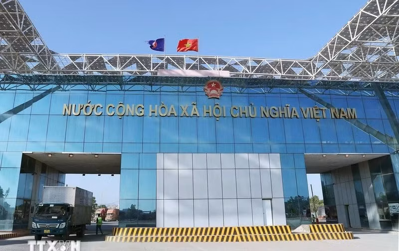 芒街（越南）-东兴（中国）口岸群的北仑II桥口岸。（图片来源：越通社）
