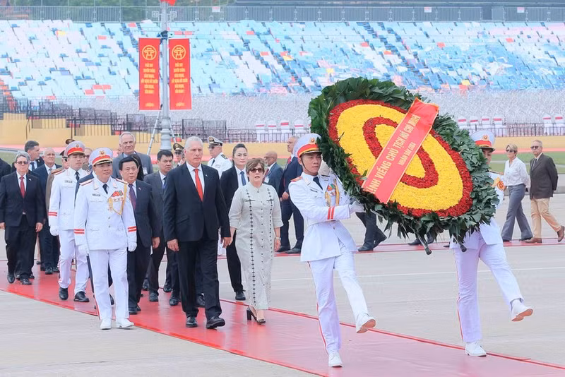 古共中央第一书记、古巴共和国主席米格尔·迪亚斯—卡内尔·贝穆德斯前往胡志明主席陵敬献花圈。（图片来源：越通社）