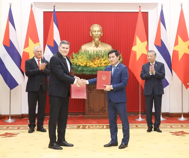 苏林总书记与米格尔·迪亚斯—卡内尔·贝穆德斯主席共同见证《越南—古巴经济与科技合作政府间委员会第42次会议纪要》的交换。（图片来源：越通社）