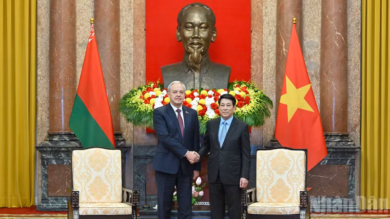 越南国家主席梁强（右）与白俄罗斯议会下院议长伊戈尔·谢尔盖延科。