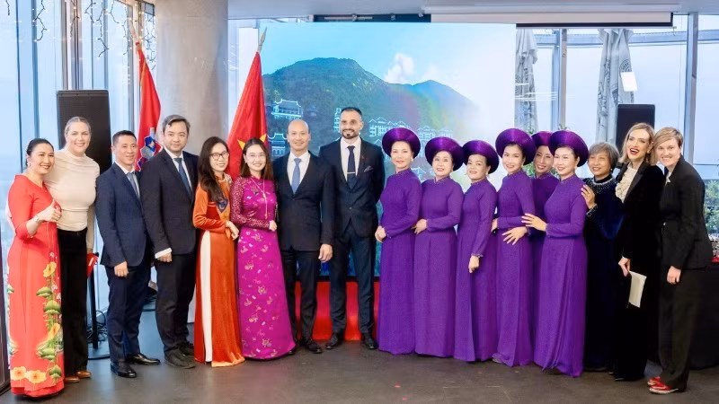 出席仪式的代表合影留念。