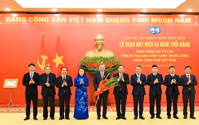 苏林总书记和各位领导同志合影。
