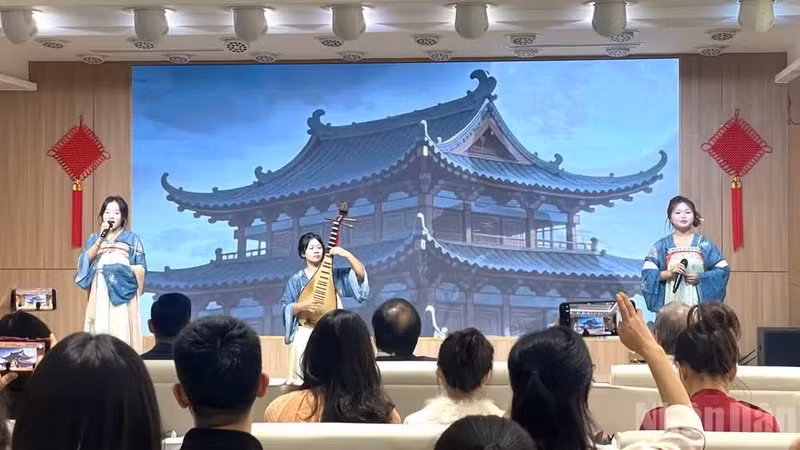在活动上表演的文艺节目。