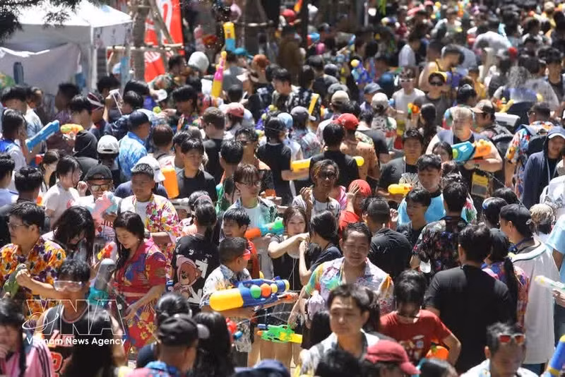 许多游客和民众参加在曼谷举行的泰国泼水节。（图片来源：越通社）
