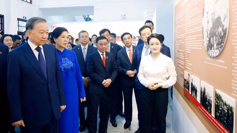 越共中央总书记、国家主席苏林造访'中央学舍区'旧址。