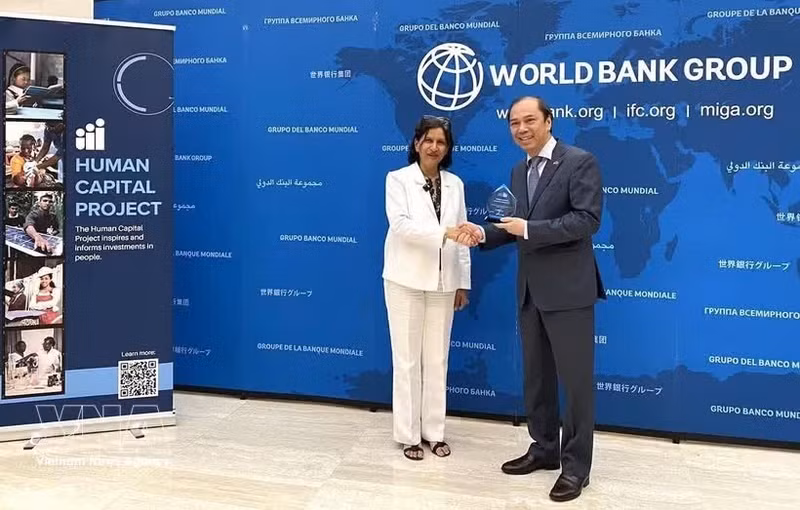 越南驻美国大使阮国勇代表越南接受了在同等收入水平国家组中人力资本扩展指数表现最佳国家的称号。（图片来源：越通社）