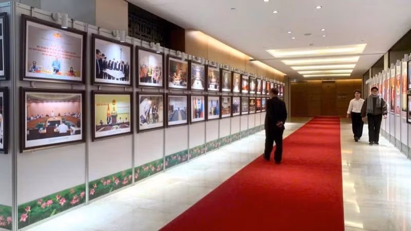 “越南国会与民族同行80年”展览会现场。