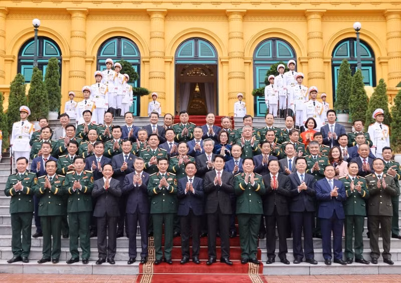 国家主席梁强与各位代表合影。（图片来源：越通社）
