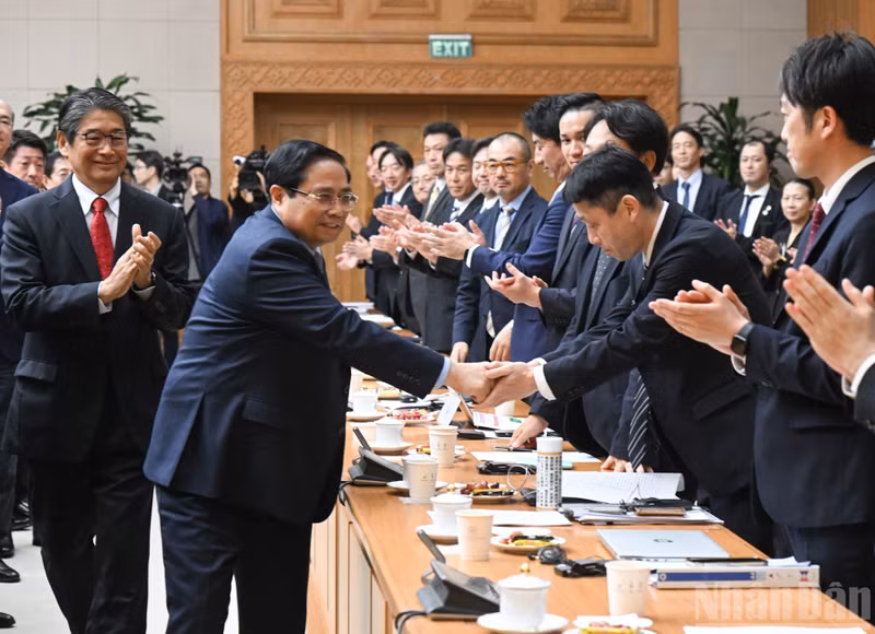 越南政府总理范明正主持与日本企业对话会。