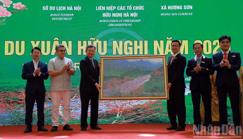 香山乡领导代表向春游代表团赠送了一幅描绘香山名胜群中燕溪的画作。