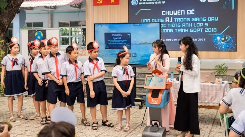 胡志明市第十二郡张定小学组织“在五年级学生英语教学中应用AI”专题研讨会。（春贵 摄）