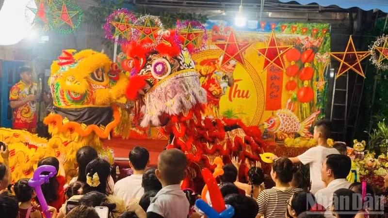 孩子们欢喜共度2026年“中秋月圆夜”。