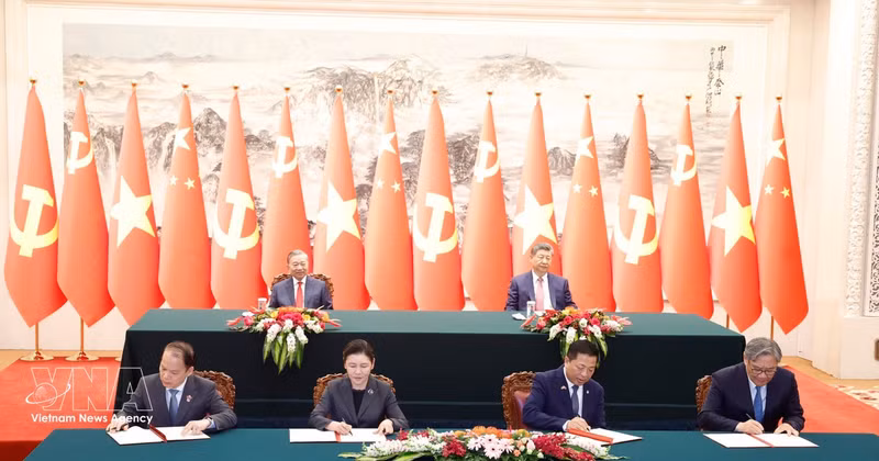 越共中央总书记、国家主席苏林与中共中央总书记、国家主席习近平共同见证两个各部门合作文件的签署。（图片来源：越通社）