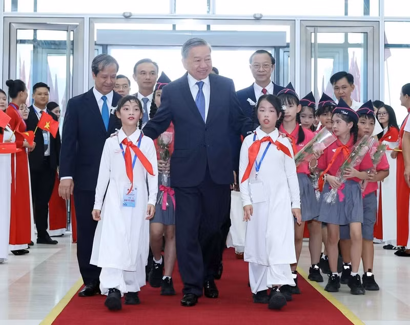 苏林总书记、党和国家领导和前任领导出席教育与培训部成立80周年纪念活动和2025-2026新学年开学典礼。