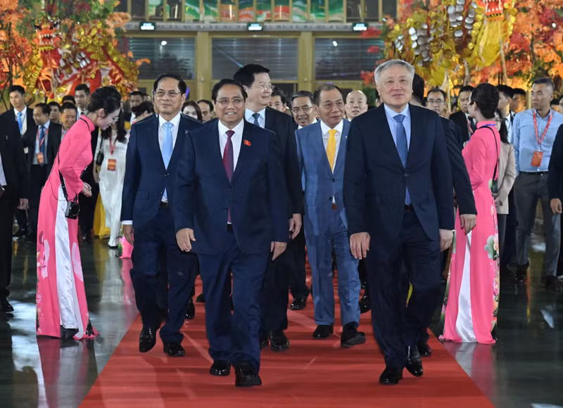 政府总理范明正和各位代表出席2025年首届秋季博览会开幕式。