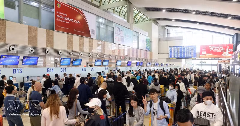 2月13日旅客在机场排队现场。（图片来源：越通社）