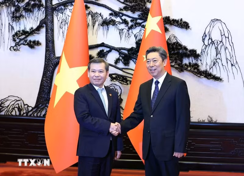 越南最高人民法院院长黎明智（左）与中共中央政法委书记陈文清。