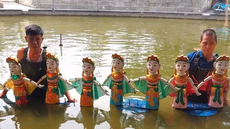 兴安省东兴乡元舍水上木偶剧团的一场演出。