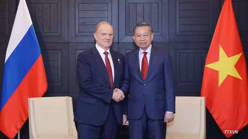 越共中央总书记、国家主席苏林会见俄罗斯联邦共产党中央委员会主席根纳季·久加诺夫。（图片来源：越通社）