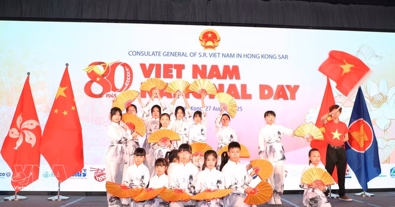 “Ruby’s Dance Crew”社区舞蹈团在中国香港举行的越南国庆纪念活动上的表演节目。（图片来源：越通社）