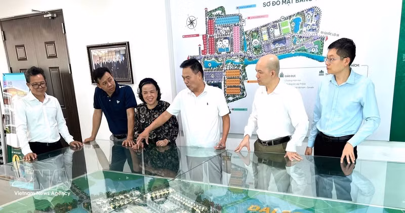 企业家阮怀北（右三）正在向参观者介绍由其担任投资方的大山都市区模型。（图片来源：越通社）