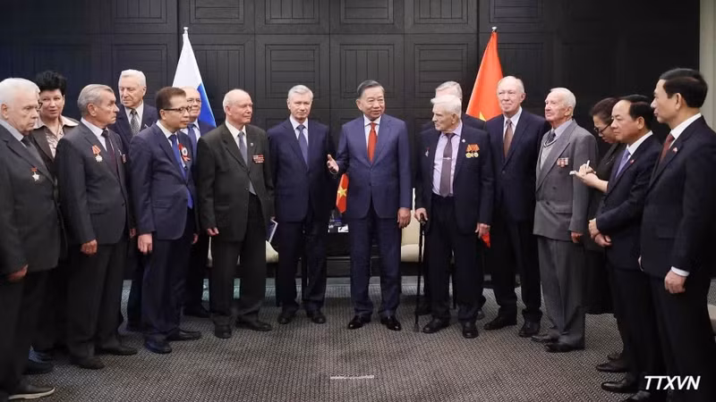 越共中央总书记、国家主席苏林会见俄罗斯老兵协会和俄越友好协会代表。（图片来源：越通社）