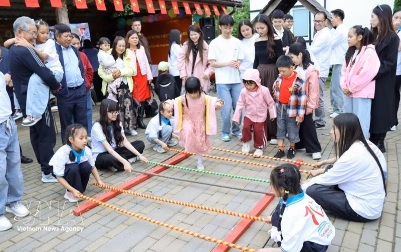 在白俄罗斯首都明斯克郊区克利诺克村举行的2026年越南语夏令营文化体验活动。（图片来源：越通社）