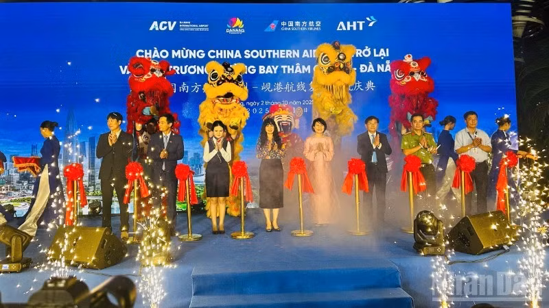 各位代表出席深圳（中国）—岘港（越南）航线复航仪式。