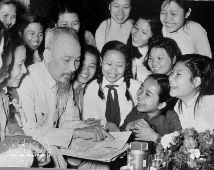 potal-ky-niem-136-nam-ngay-sinh-chu-tich-ho-chi-minh-195-bac-ho-mot-tinh-yeu-bao-la-8760985.jpg
