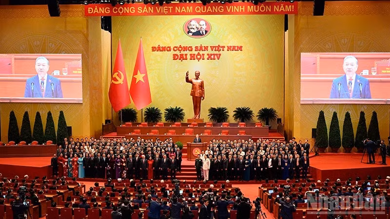 越南共产党第十四届中央委员会在大会上亮相。