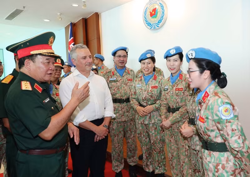 黄春战上将和休·杰弗里先生与参加联合国维和行动的越南女性军官会面。（图片来源：越通社）