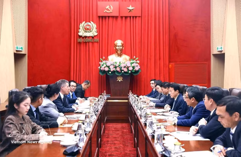 双方会见场面。