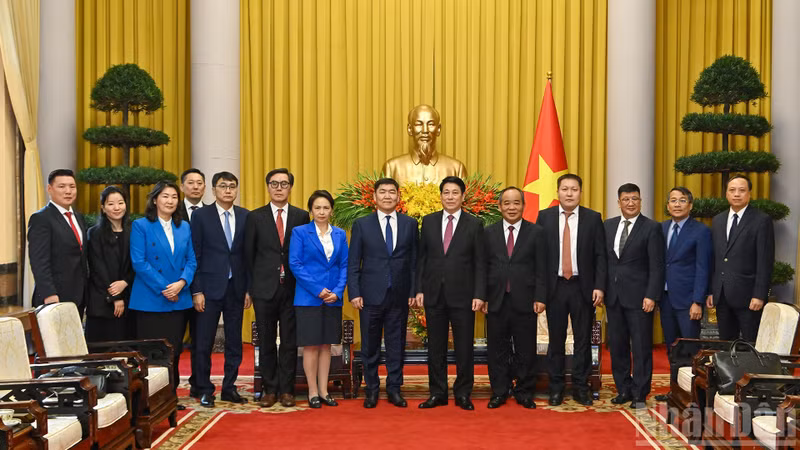 越南国家主席梁强会见蒙古国最高法院院长甘佐里格·丹丁。